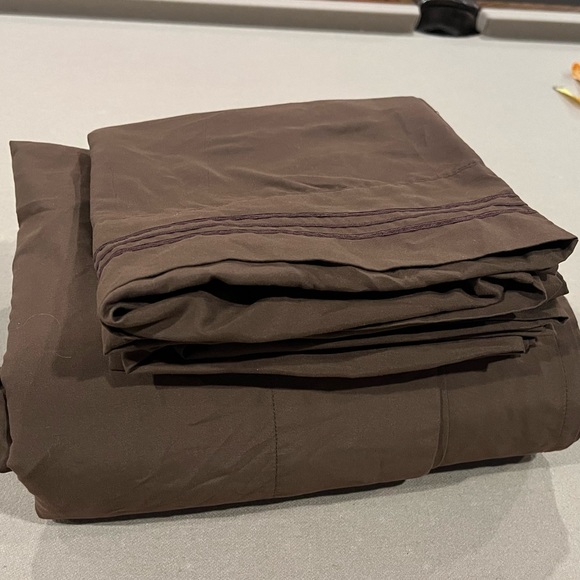 2 sets of king sheets gold and brown - Picture 8 of 11